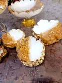 سرویس کامل ظروف رزینی طرح بابونه با ورق طلایی