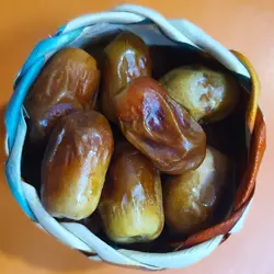 بسته حصیری حاوی خرما و قصب مخصوص کارمندان و دانش آموزان.وزن خالص قصب 130 گرم