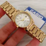🆔 شناسه : #23447 👚نام : ساعت کاسیو مردانه بنداستیل طلایی صفحه سفید دارای تقویم کیفیت‌ عالی دارای جعبه چوبی و کارت ضمانت شش ماه گارانتی موتور قطر شیشه ساعت مردانه ۳۳ میلیمتر 👗پرفرووووش و خاص 🧵جنس : بند استیل 🖌 رنگ بندی : مردانه بند استیل طلایی صفحه سفید - ⚜️ سایز ها : mardane -