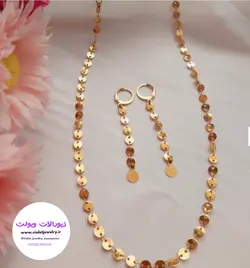 نیم ست زنانه پولکی رنگ طلایی جنس استیل رنگ ثابت دارای گوشواره آویز کد ۳۵۵۶