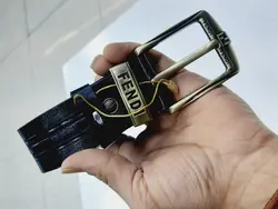 کمربند مردانه تمام چرم زبانه دار برند فندی