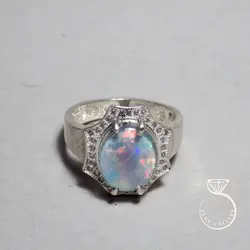انگشتر اوپال استرالیا تریپلت با تلالو و بازی رنگ بسیار بالا و زمینه آبی کمرنگ با نگینهای الماس تراش اتمی