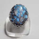 انگشتر فیروزه نیشابور رنگ فوق محک و طبع شاد و زنده و رکاب دستساز سنگین شبکه و اره کاری شده استادانه با طرح ویژه و تک