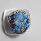 انگشتر فیروزه نیشابور رنگ فوق محک و طبع شاد و زنده و رکاب دستساز سنگین شبکه و اره کاری شده استادانه با طرح ویژه و تک