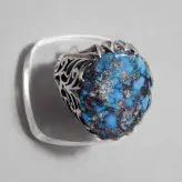 انگشتر فیروزه نیشابور رنگ فوق محک و طبع شاد و زنده و رکاب دستساز سنگین شبکه و اره کاری شده استادانه با طرح ویژه و تک