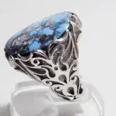 انگشتر فیروزه نیشابور رنگ فوق محک و طبع شاد و زنده و رکاب دستساز سنگین شبکه و اره کاری شده استادانه با طرح ویژه و تک