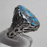 انگشتر فیروزه نیشابور رنگ فوق محک و طبع شاد و زنده و رکاب دستساز سنگین شبکه و اره کاری شده استادانه با طرح ویژه و تک