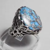 انگشتر فیروزه نیشابور رنگ فوق محک و طبع شاد و زنده و رکاب دستساز سنگین شبکه و اره کاری شده استادانه با طرح ویژه و تک