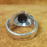 انگشتر یاقوت کبود با رکاب دستساز هشت چنگ