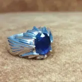 انگشتر یاقوت کبود با رکاب دستساز هشت چنگ