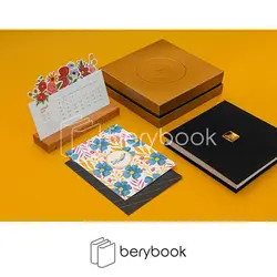 رث / ست هدیه زرین / تقویم 1403 رومیزی پایه چوبی + دفتریادداشت تقویم هفته برگ دار خشتی بزرگ + کارت پستال
