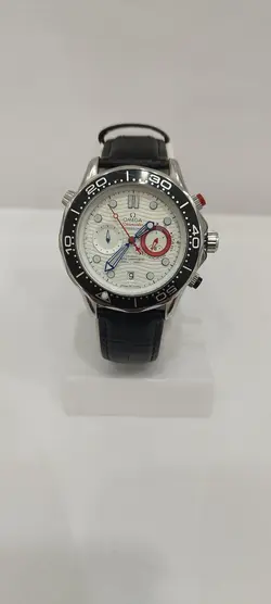 ساعت مچی مردانه و زنانه برند امگا OMEGA سه موتوره ضد آب در حد بند چرم اصل رنگ مشکی و صفحه سفید رنگ