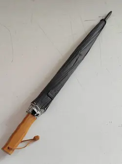 چتر ۱۶ فنر دسته چوبی ۴۰۲