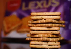 بسکویت لکسوس با طعم شکلات 220 گرمی