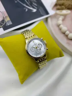 ساعت زنانه رومانسون دارای روز شمار قفل کلیپسی بند استیل  موتورکوارتز طرح سه موتور رنگ طلایی