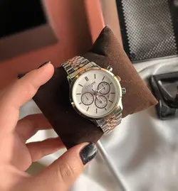 سی تیزن مناسب آقایان وخانمها مدل وی ای پی قفل کلیپسی بنداستیل دورنگ طرح سه موتور موتور کوارتز دارای روز شمار طرح بنداجری