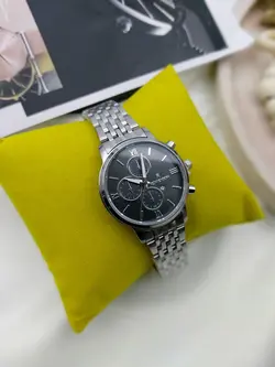 ساعت زنانه رومانسون دارای روز شمار قفل کلیپسی بند استیل  موتورکوارتز طرح سه موتور رنگ سیلور