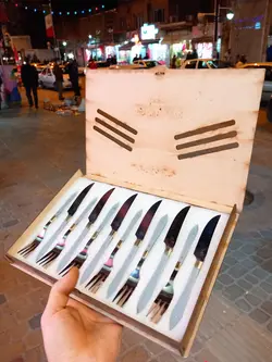 چاقو و چنگال زنجان صادقی 12 عددی باربند دار در رنگ های سفید قرمز مشکی سبز شیری بنفش زرشکی