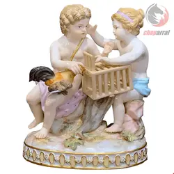 مجسمه دکوری چینی آنتیک قدیمی مایسن آلمان Meissener Gruppe von zwei Jungen mit Hahn und Käfig 19 Jahrhundert