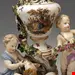 مجسمه دست ساز دکوری چینی آنتیک قدیمی Meissener Urnenvase mit zwei Putten von Kaendler  Modell 1009 hergestellt um 1830 1840