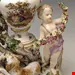 مجسمه دست ساز دکوری چینی آنتیک قدیمی Meissener Urnenvase mit zwei Putten von Kaendler  Modell 1009 hergestellt um 1830 1840