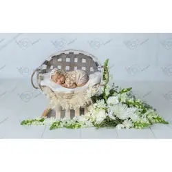 بک دراپ نوزاد سبد گل آرایی روی چهارپایه-کد 5878