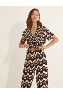 Melis Ağazat X – V یقه پیراهن آستین کوتاه - یاری شاپ