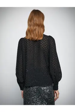 Melis Ağazat X – بلوز ابریشمی آستین بلند بادکنکی براق - یاری شاپ