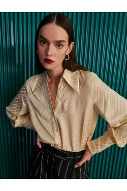 Melis Ağazat X – پیراهن ساتن یقه نوک تیز - یاری شاپ