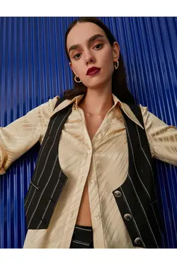 Melis Ağazat X – پیراهن ساتن یقه نوک تیز - یاری شاپ