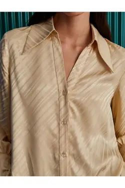 Melis Ağazat X – پیراهن ساتن یقه نوک تیز - یاری شاپ