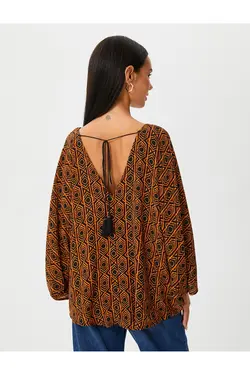 بلوز برش ریلکس ویسکوز آستین پهن با یقه V با طرح قومی - یاری شاپ