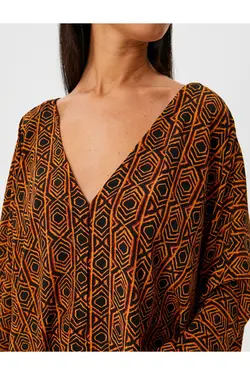 بلوز برش ریلکس ویسکوز آستین پهن با یقه V با طرح قومی - یاری شاپ