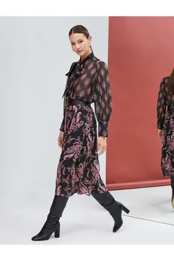 بلوز پارچه ابریشمی شفاف یقه شال طرح قومی - یاری شاپ