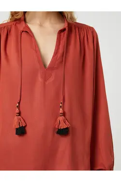 بلوز سایز بزرگ یقه وی با منگوله - یاری شاپ