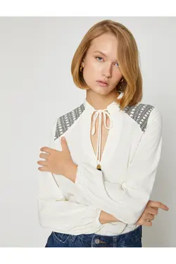 بلوز طرح قومی با جزئیات منگوله - یاری شاپ