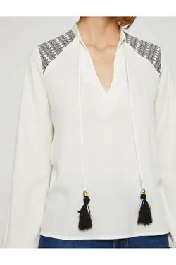 بلوز طرح قومی با جزئیات منگوله - یاری شاپ