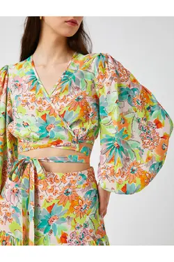 بلوز گلدار V یقه با جزئیات - یاری شاپ