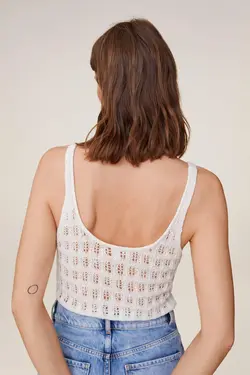 تاپ مایل به سفید زنانه با جزئیات سوراخ 77020520 - یاری شاپ