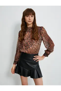 بلوز ابریشمی آستین بادکنکی یقه دار طرح دار پلنگی - یاری شاپ