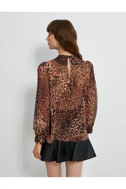 بلوز ابریشمی آستین بادکنکی یقه دار طرح دار پلنگی - یاری شاپ