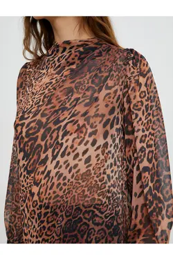 بلوز ابریشمی آستین بادکنکی یقه دار طرح دار پلنگی - یاری شاپ