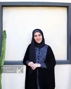 خرید عمده عبا زنانه مشکی پارچه کرپ عبایی الگانس (جین ۶ عددی عبای رُز مشکی جلو دکمه دار)