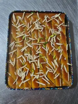 باقلوا یزدی کادویی فلزی ویژه 800گرمی