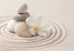 کاغذ دیواری سالن ماساژ طرح سنگ ذن روی ماسه ها