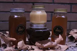 پک سلامتی ترکیبی طبع گرم و سرد شامل عسل آویشن، عسل گون و عسل گشنیز هر کدام یک کیلوگرم و عسل خامه­ ای نیم کیلوگرم + 100 گرم گرده گل، قاشق عسل، شمع موم زنبور عسل و اسماج