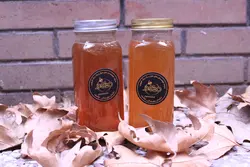 پک سلامتی طبع سرد شامل عسل گون و عسل گشنیز هر کدام یک کیلوگرم + 100 گرم گرده گل، قاشق عسل، شمع موم زنبور عسل و اسماج