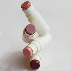 رژگونه کرم استیکی فارماسی