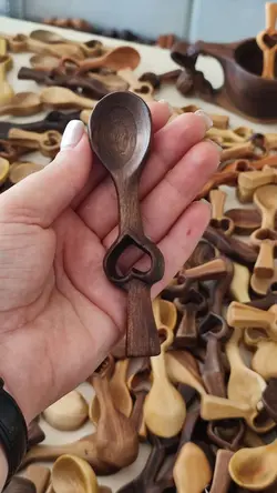 جا قاشقی با ملاقه، چنگال، قاشق، کفگیر و کفگیر سوراخدار ساخته شده از چوب گردو