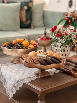 شیرینی خوری پایه دار با چوب گردو